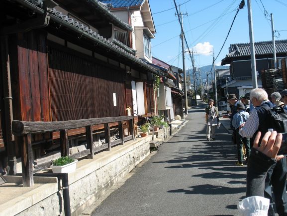 牛馬をつなぐ柵が残されている市場地域