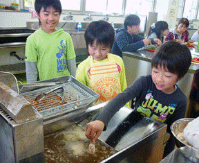 からあげ☆３人で仲良く順番に油に入れていきます！