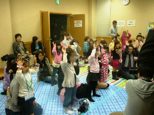 一緒に踊る子供たち