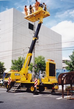 大型リフトカーの試乗体験の様子