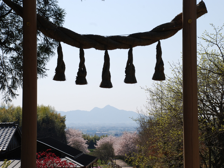 二上山を正面に眺望できる檜原神社境内